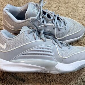 Nike Kevin Durant KD 16 TB Wolf Grey
2023 Size 9.5 Authentic Basketball Used
Low